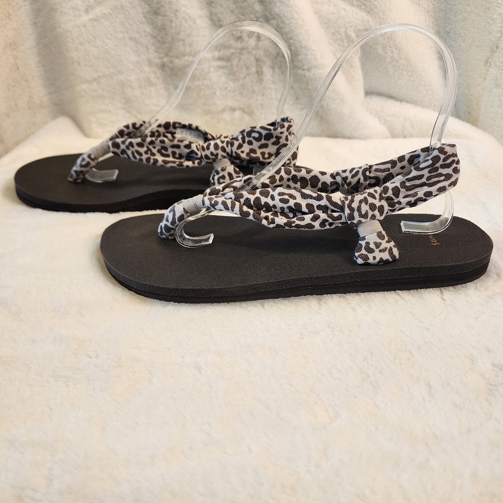 Sanuk sandals 9
